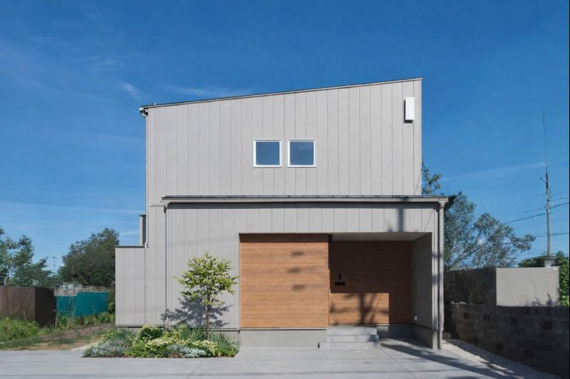木のぬくもりとグレージュの品格が調和した住まい