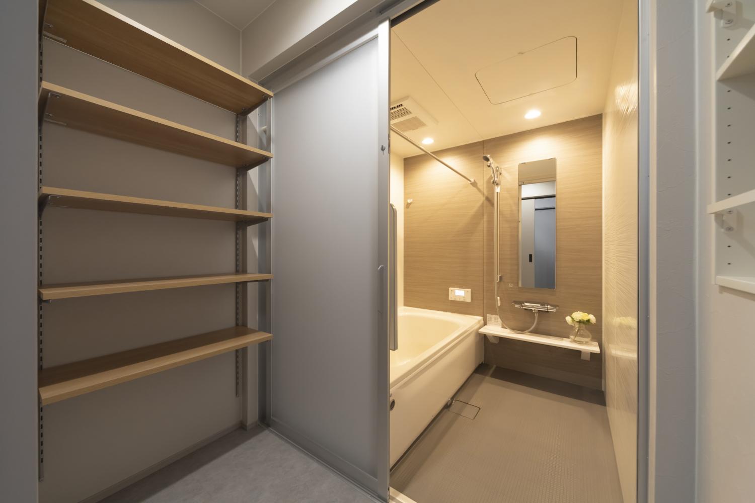 木のぬくもりとグレージュの品格が調和した住まい