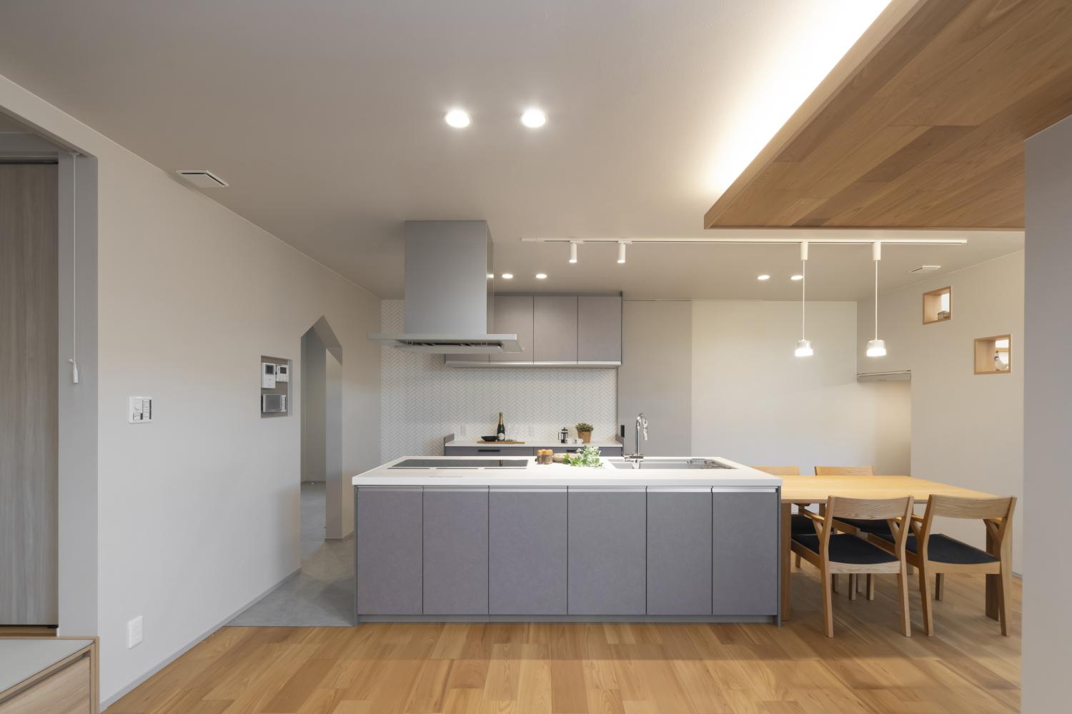 木のぬくもりとグレージュの品格が調和した住まい