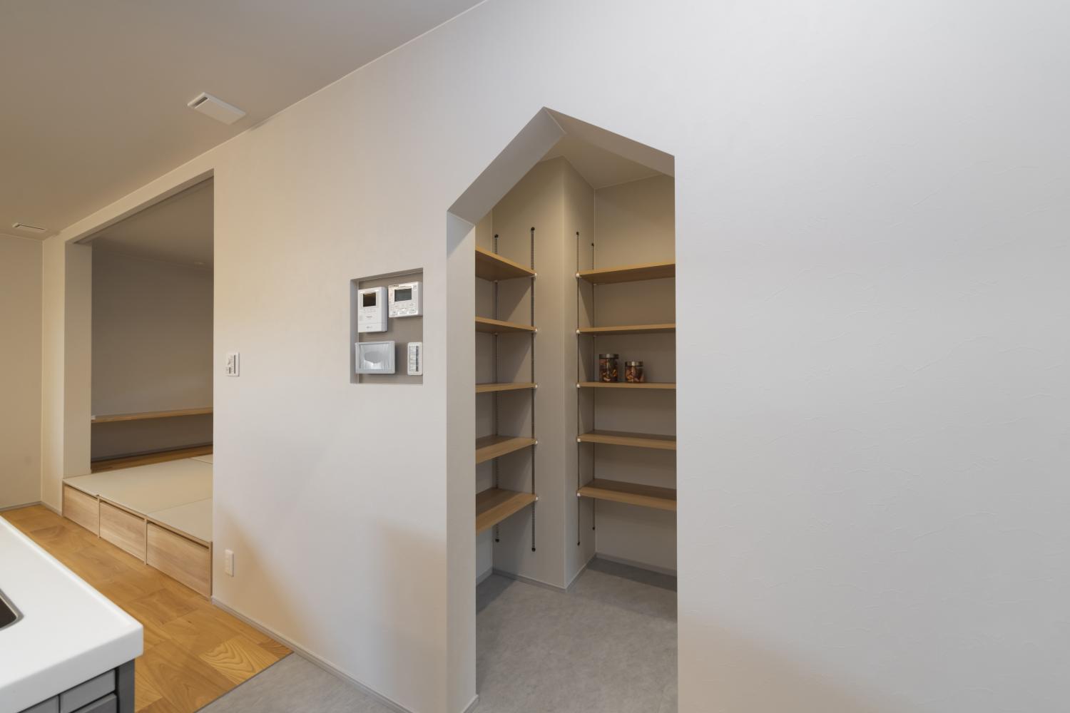 木のぬくもりとグレージュの品格が調和した住まい