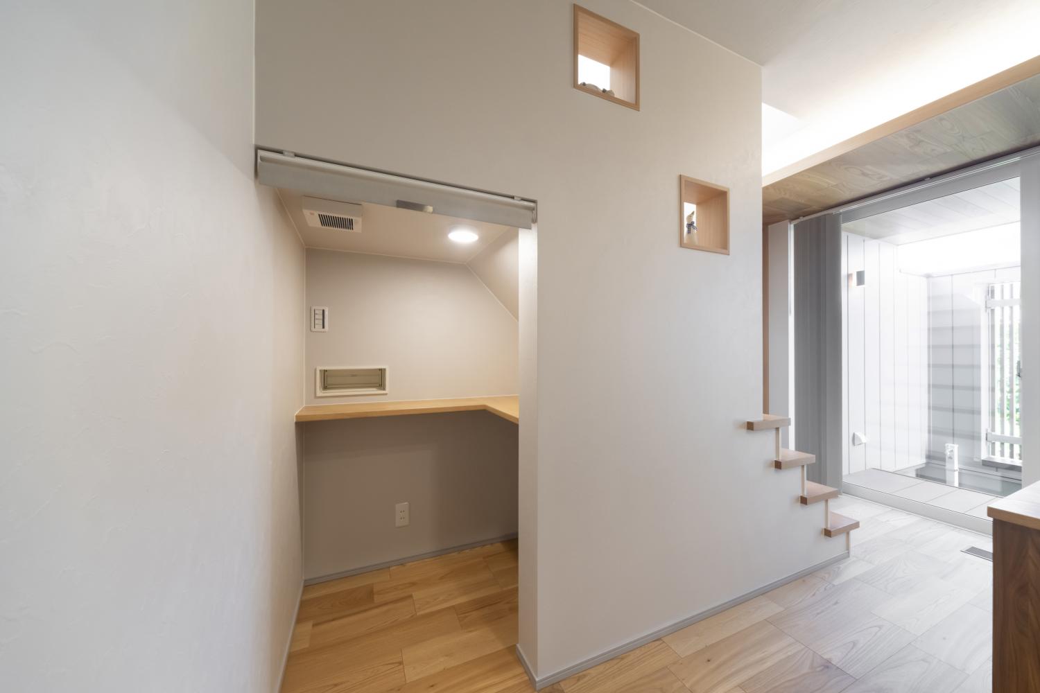 木のぬくもりとグレージュの品格が調和した住まい
